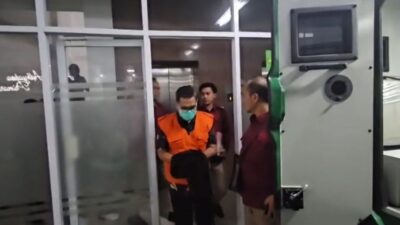 ANH, mantan Direktur PT Rumpun Sari Antan, digiring petugas Kejati Jateng usai ditetapkan sebagai tersangka korupsi pengadaan tanah.